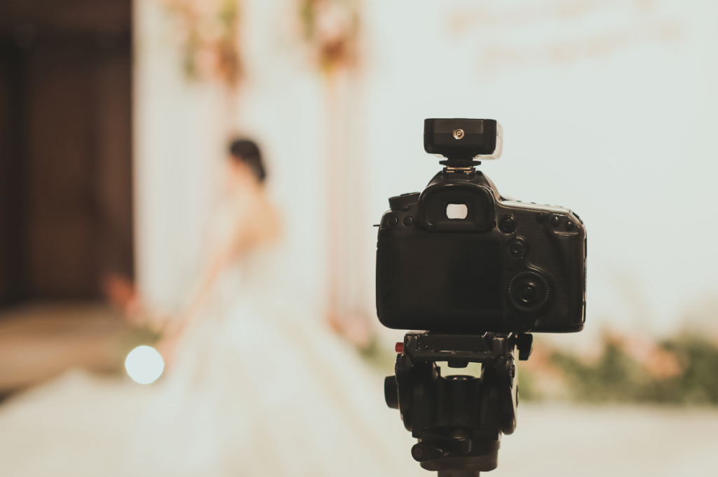 Umowa z kamerzystą - kamera nagrywa pannę młodą