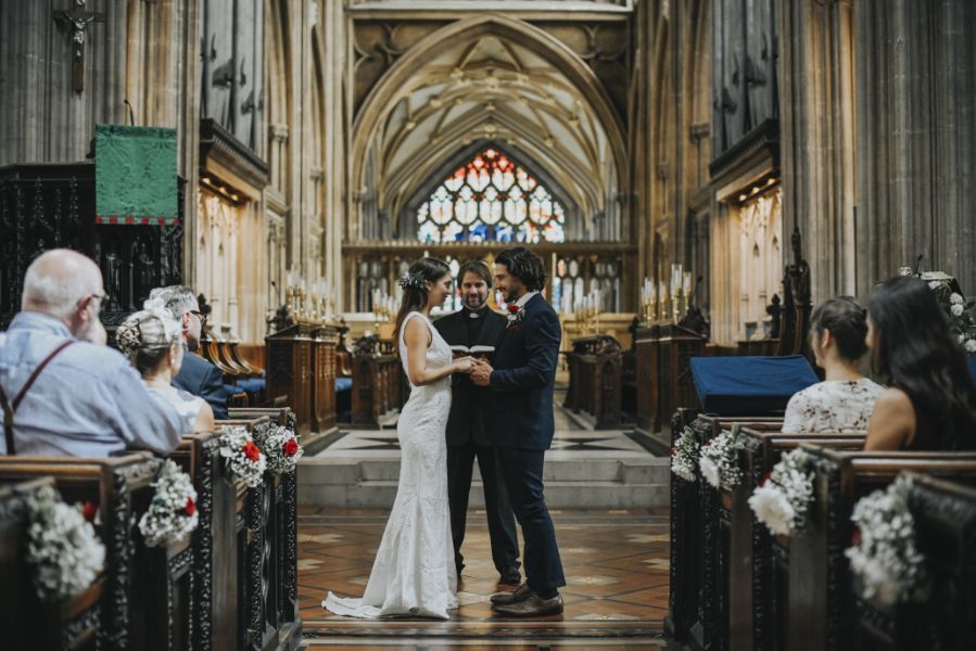 Jak siadać na ślubie? – czyli savoir vivre w kościele