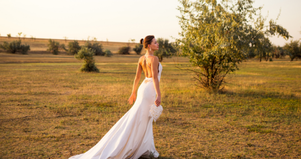 Tren sukni ślubnej – poznaj jego rodzaje i stwórz wymarzoną stylizację ✨