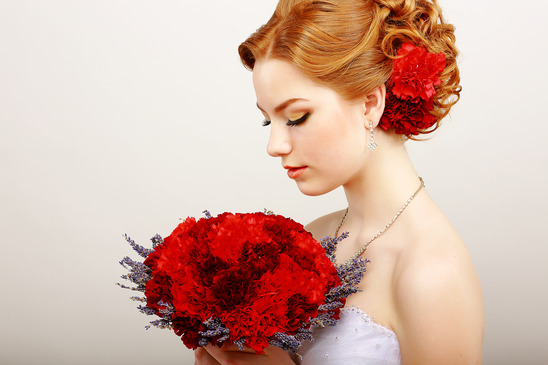 Biżuteria ślubna z żywych kwiatów – dodatek czy główna ozdoba?