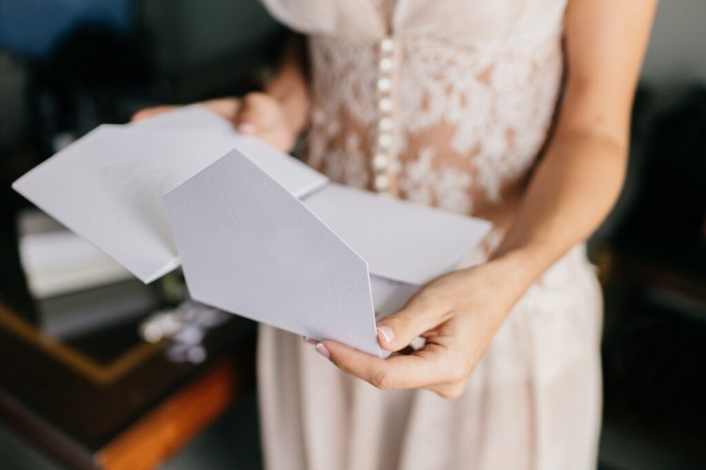 prezent ślubny a podatek od darowizny - Panna młoda trzyma w dłoni kopertę 