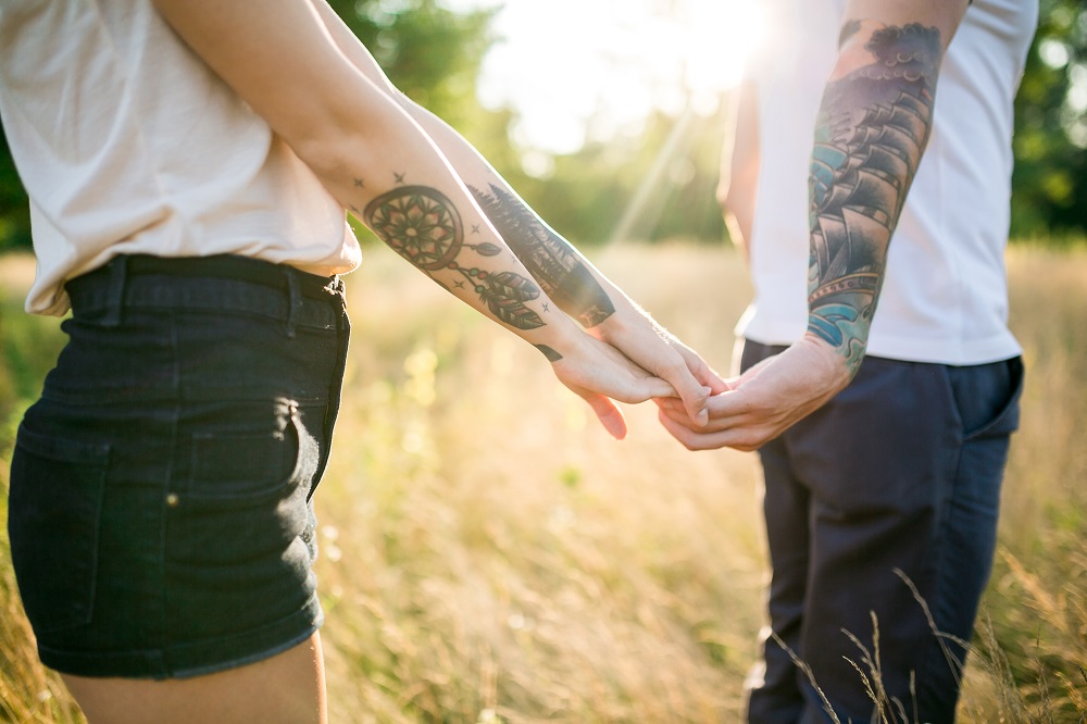 tatuaż ślubny - młodzi ludzie z tatuażami na rękach