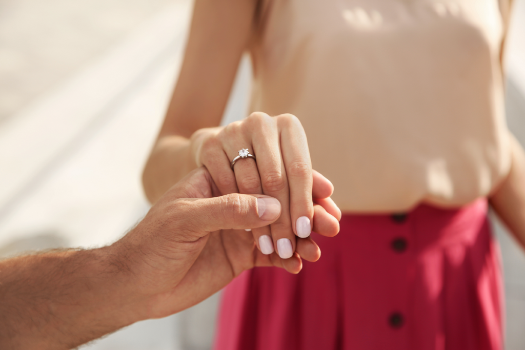Oświadczyny - pierścionek zaręczynowy na dłoni młodej dziewczyny
