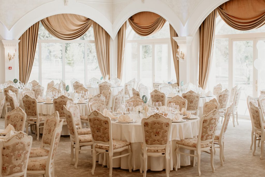 jak wybrać salę weselną - elegancki wystrój sali weselnej