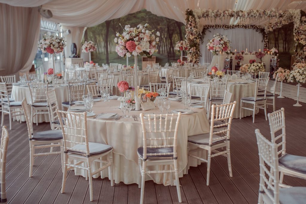 jak wybrać salę weselną - wysokie kwiaty na stole weselnym