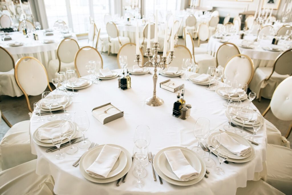 jak wybrać salę weselną - sala weselna przystrojona na biało