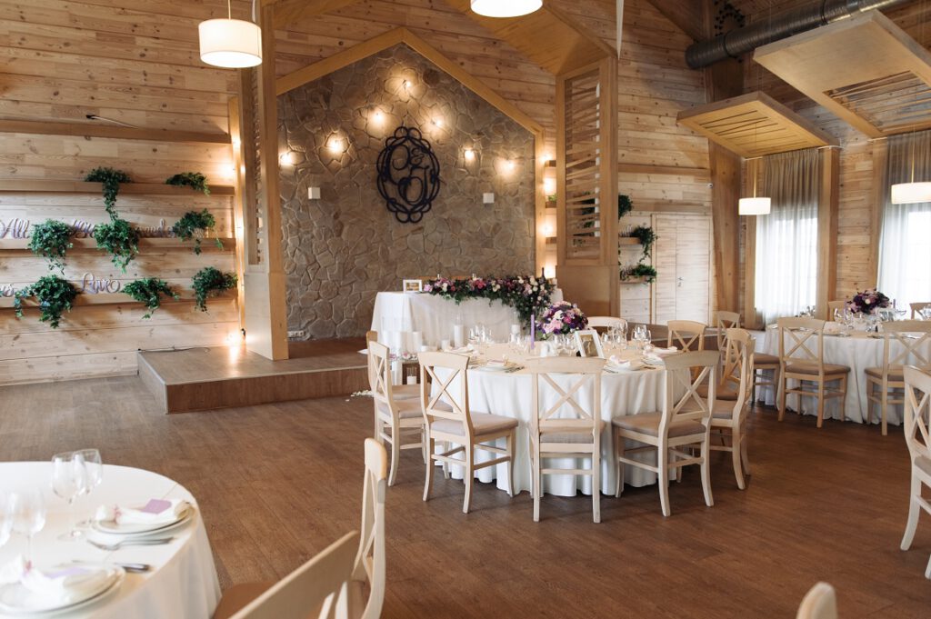 jak wybrać salę weselną - sala weselna wykończona drewnem