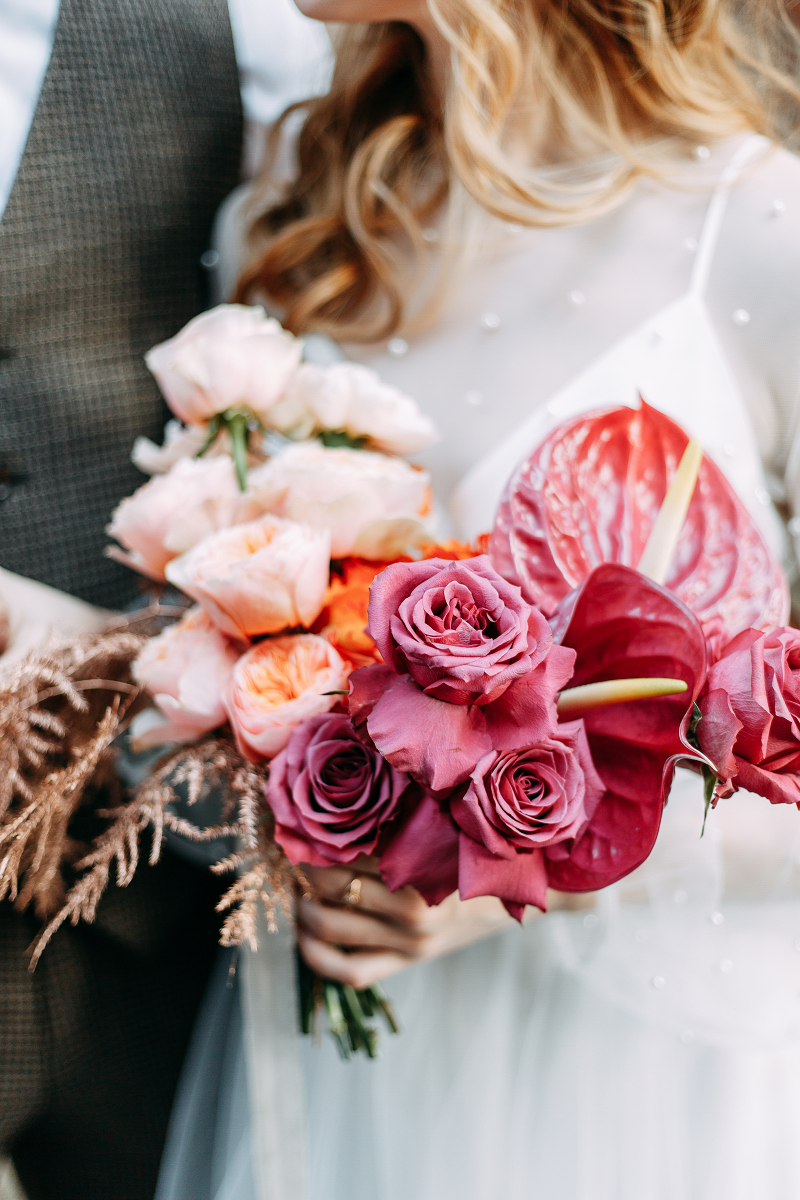 Bukiet ślubny z różowych róż i anturium