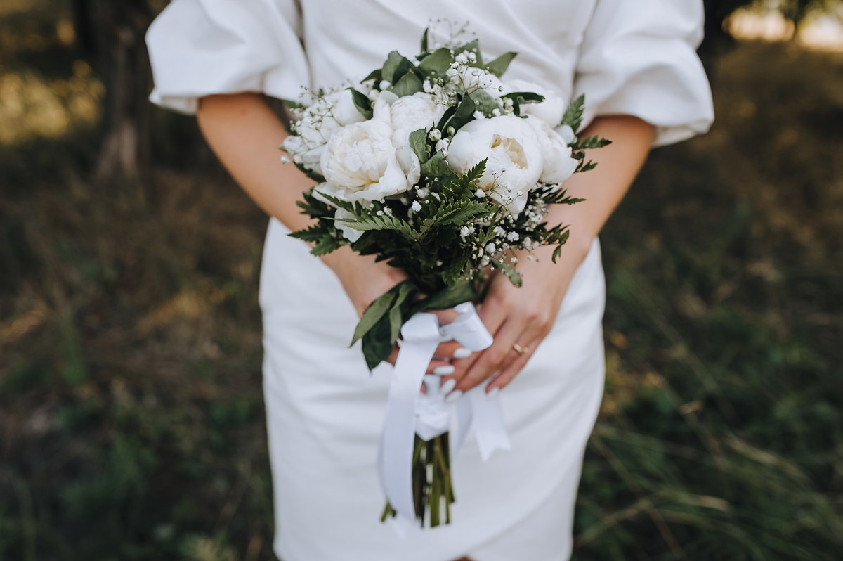 Delikatny bukiet ślubny z białych kwiatów