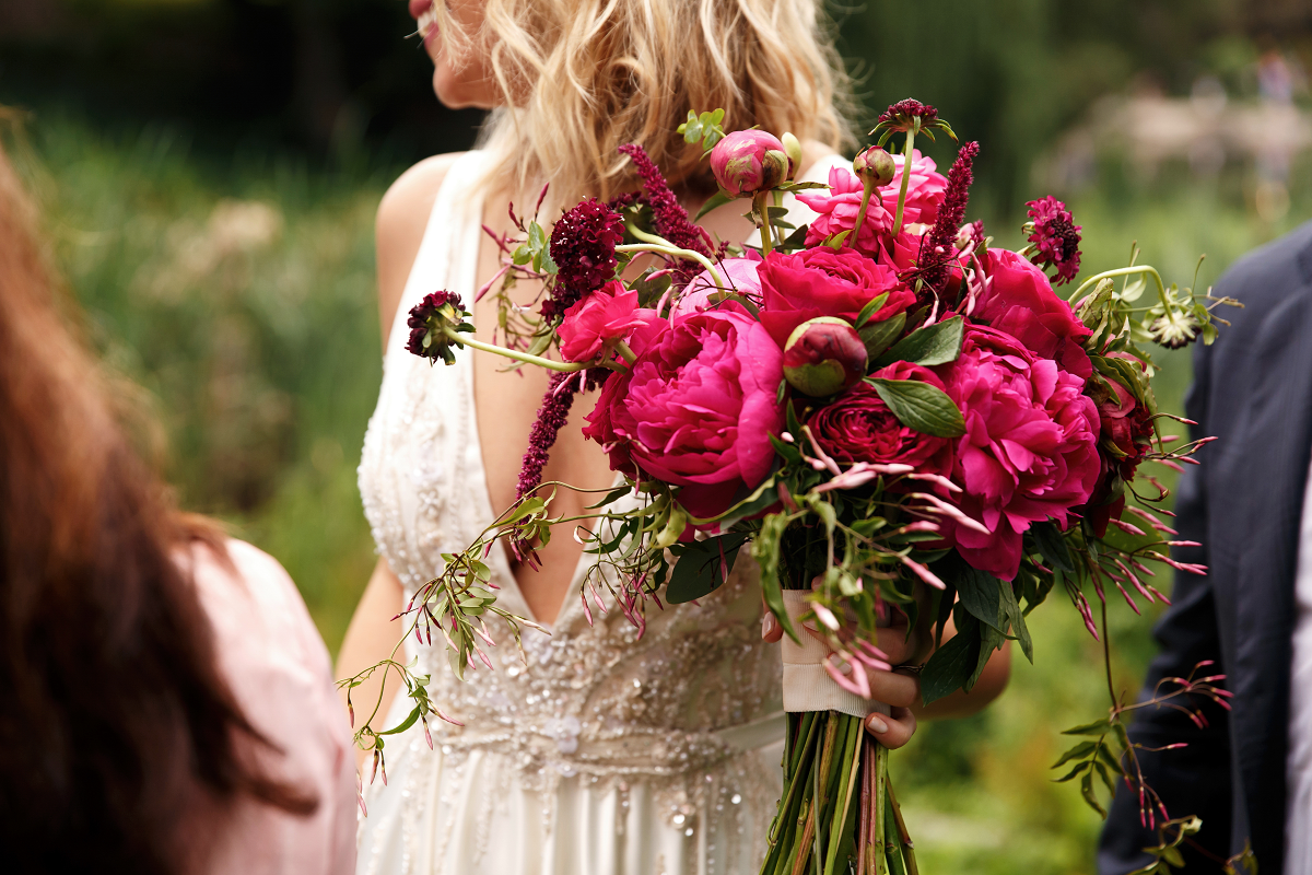 Piękny bukiet ślubny z czerwonych kwiatów