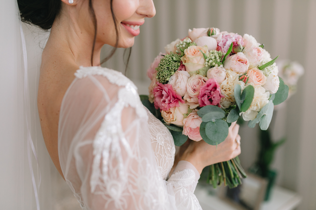 Bukiet ślubny o okrągłym kształcie wykonany z róż