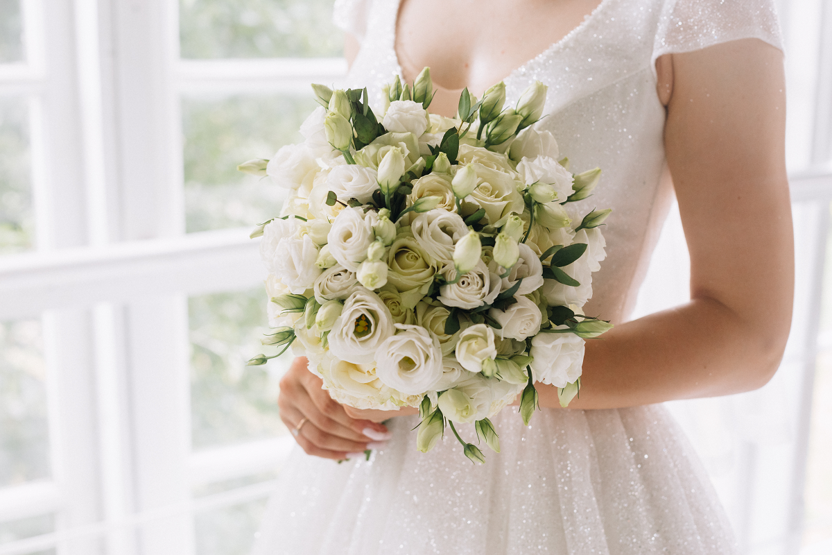 Bukiet ślubny z białych róż i eustomy
