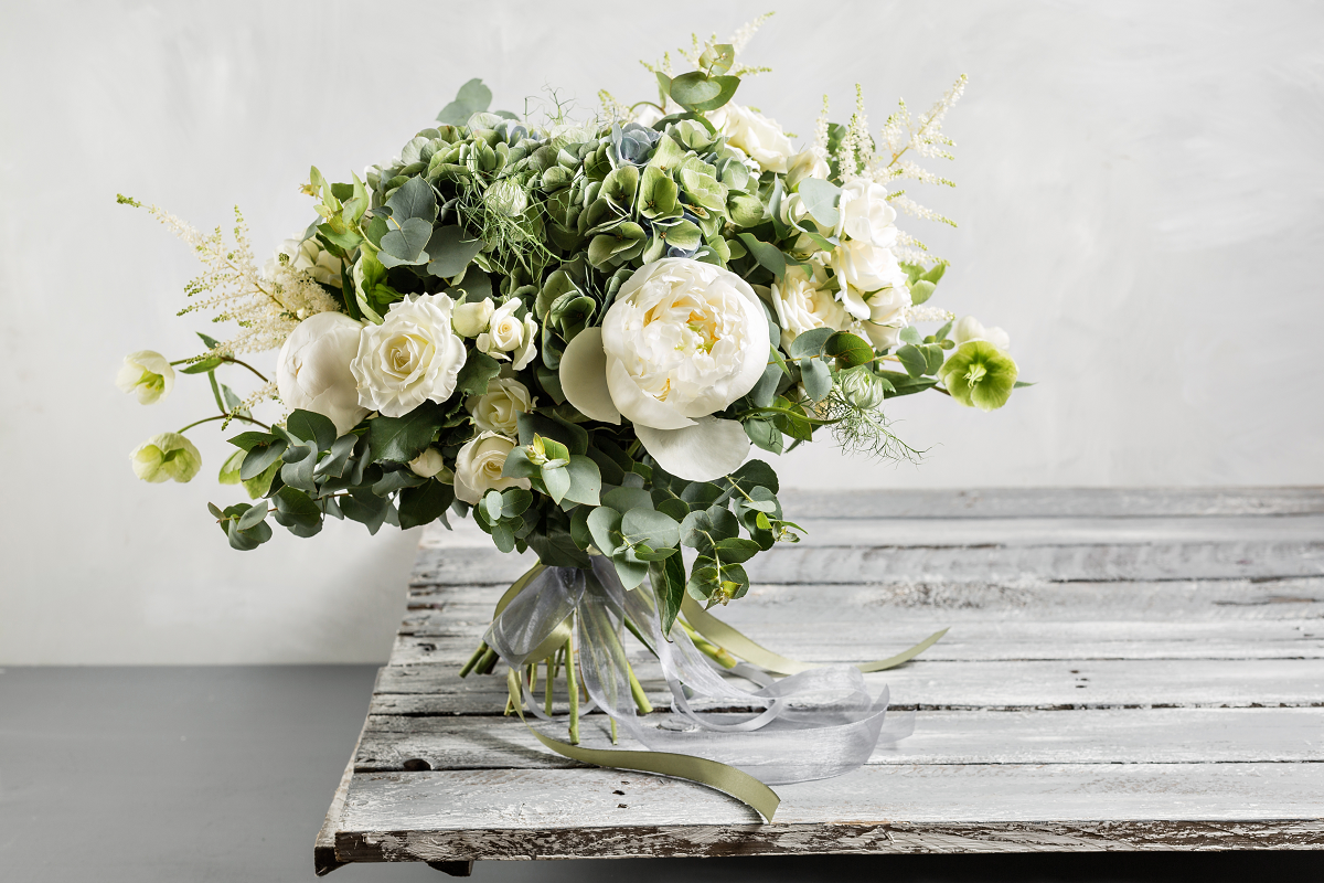 Bukiet ślubny w klimacie rustykalnym z białych kwiatów