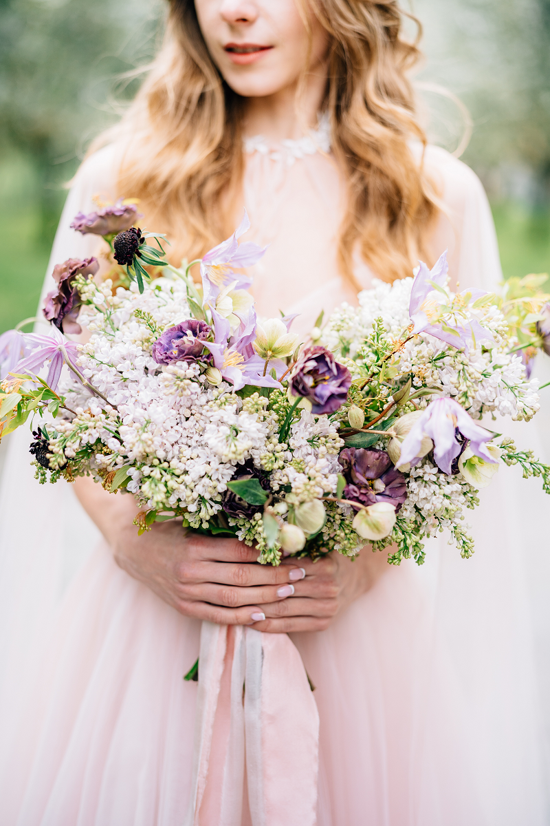 Wiosenny bukiet ślubny z polnych kwiatów