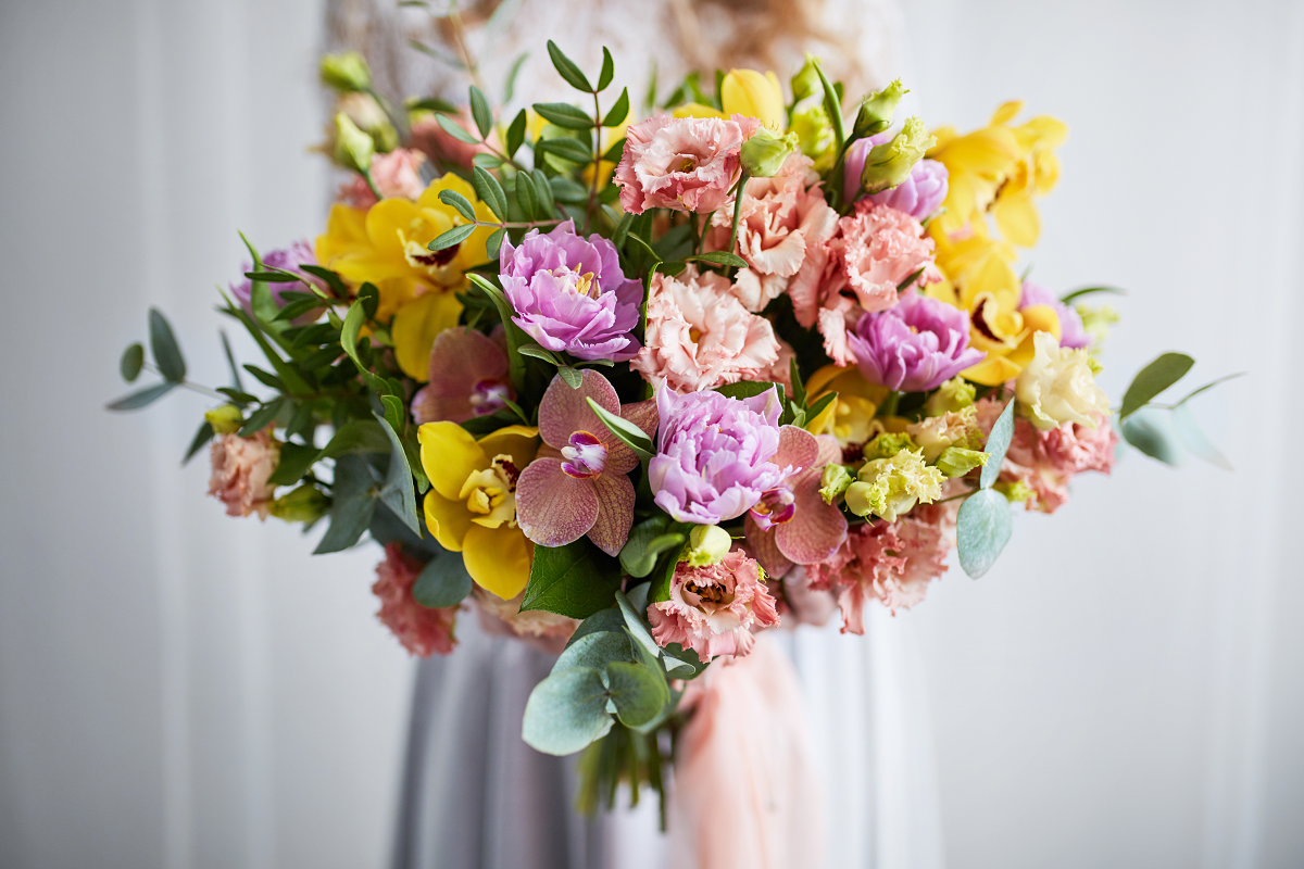 Bukiet ślubny z żółtych i fioletowych kwiatów