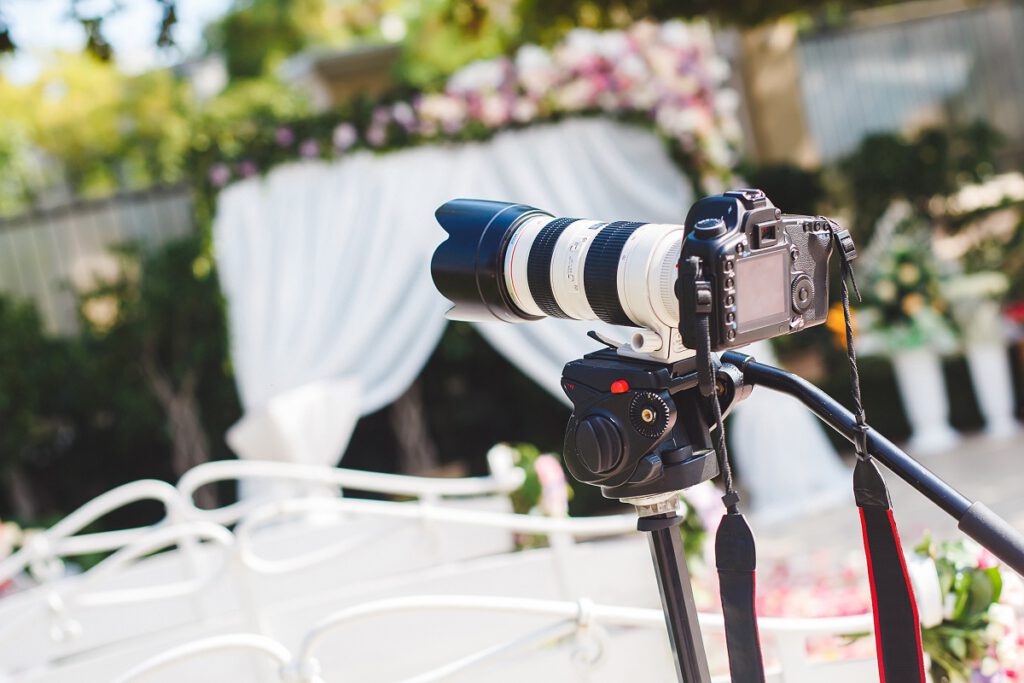 jak wybrać kamerzystę na wesele - kamera ustawiona, aby nagrać ślub plenerowy