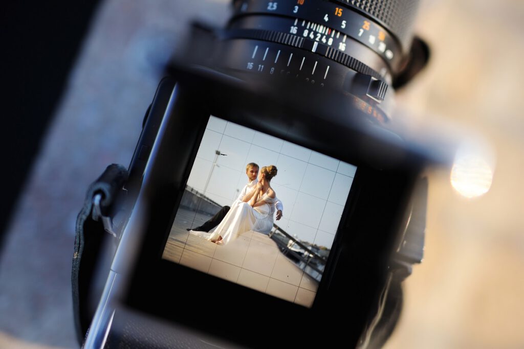 jak wybrać kamerzystę na wesele - ujęcie pary młodej wyświetlające się na kamerze