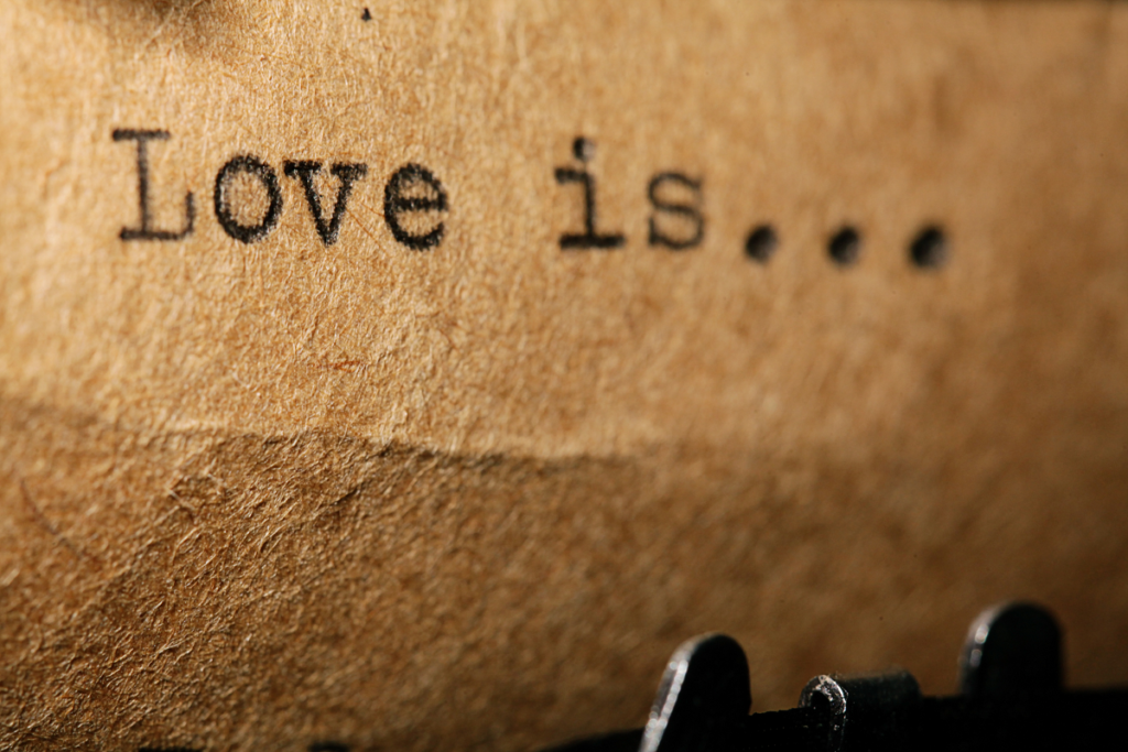 Aforyzmy o miłości - napis love na maszynie do pisania