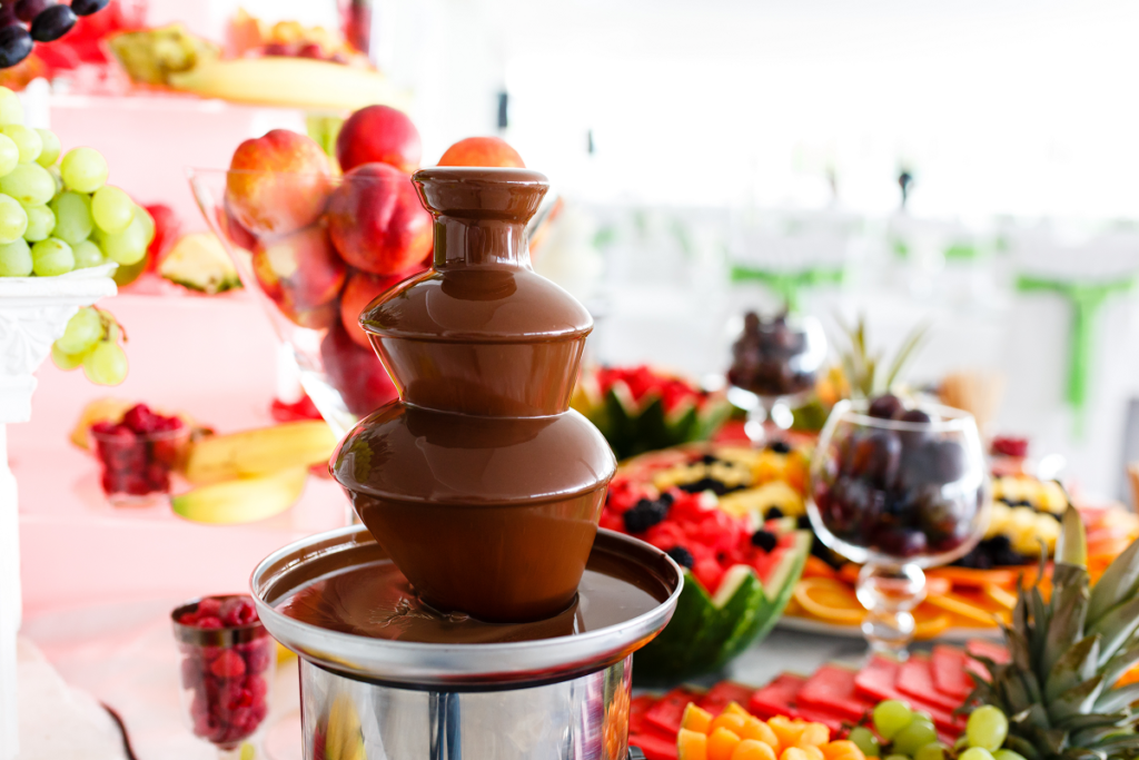 Fontanna czekoladowa - owoce w tle fontanny