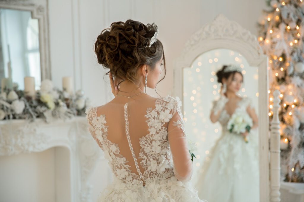 suknia ślubna - panna młoda przeglądająca się w lustrze