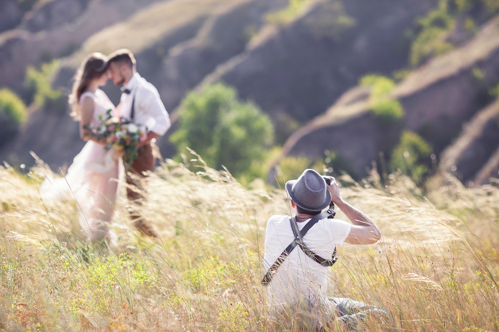 Jak wybrać fotografa ślubnego - para młoda na łące