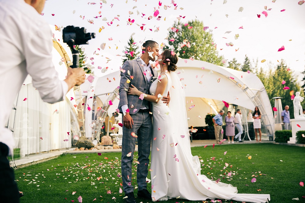 Jak wybrać fotografa ślubnego - para młoda całująca się podczas sesji zdjęciowej