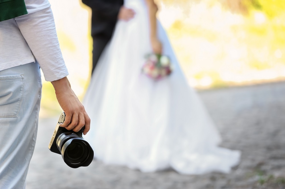 Jak wybrać fotografa ślubnego - para młoda podczas sesji