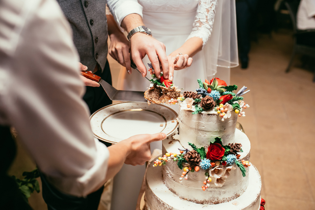 Kiedy podać tort na weselu - nowożeńcy krojący tort