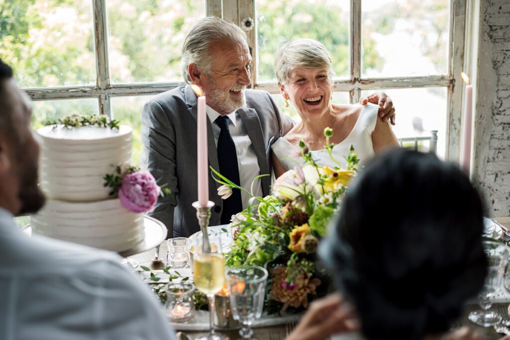 jak spędzić rocznicę ślubu - starsze małżeństwo celebruje rocznicę ślubu z dziećmi