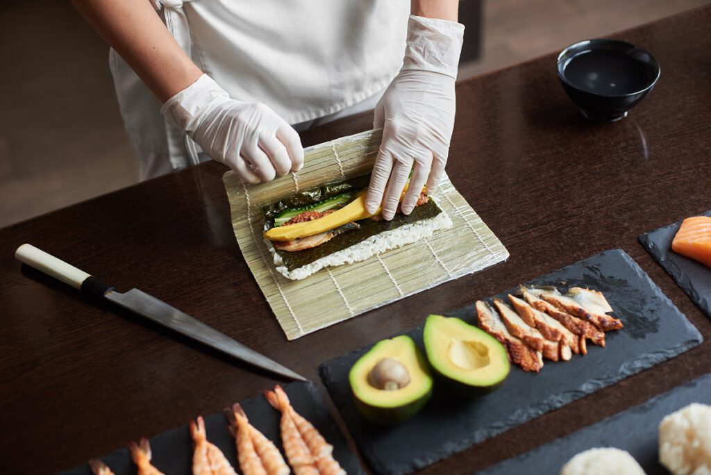 jak spędzić rocznicę ślubu - sushi master przygotowuje danie
