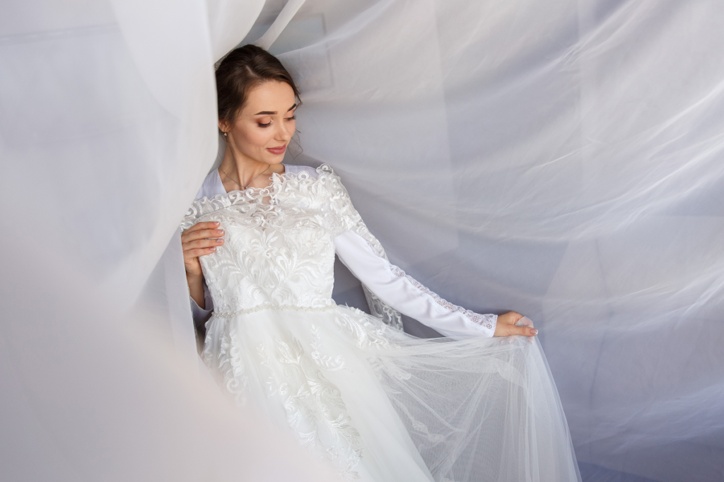 Co zrobić z suknią ślubną - panna młoda ze swoją weselną kreacją