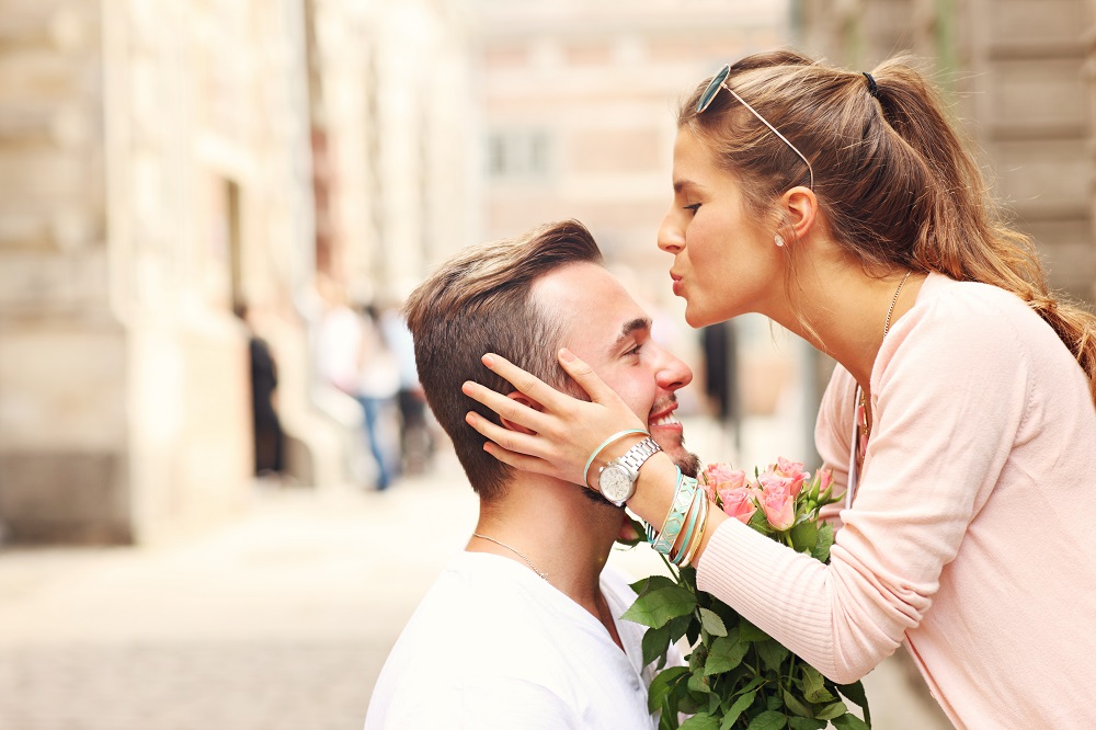 Mowa zaręczynowa - kobieta całuje w czoło swojego mężczyznę, który się oświadcza