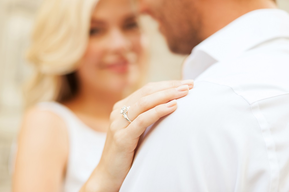 Mowa zaręczynowa - śliczna blondynka z pierścionkiem zaręczynowym na palcu
