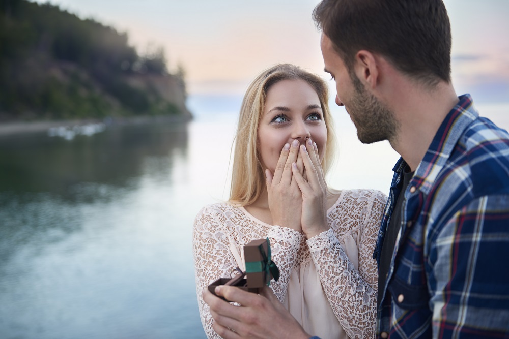 Mowa zaręczynowa - szczęśliwa i zaskoczona dziewczyna podczas zaręczyn