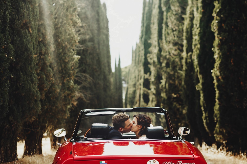 pomysł na zaręczyny - zakochana para w czerwonym samochodzie