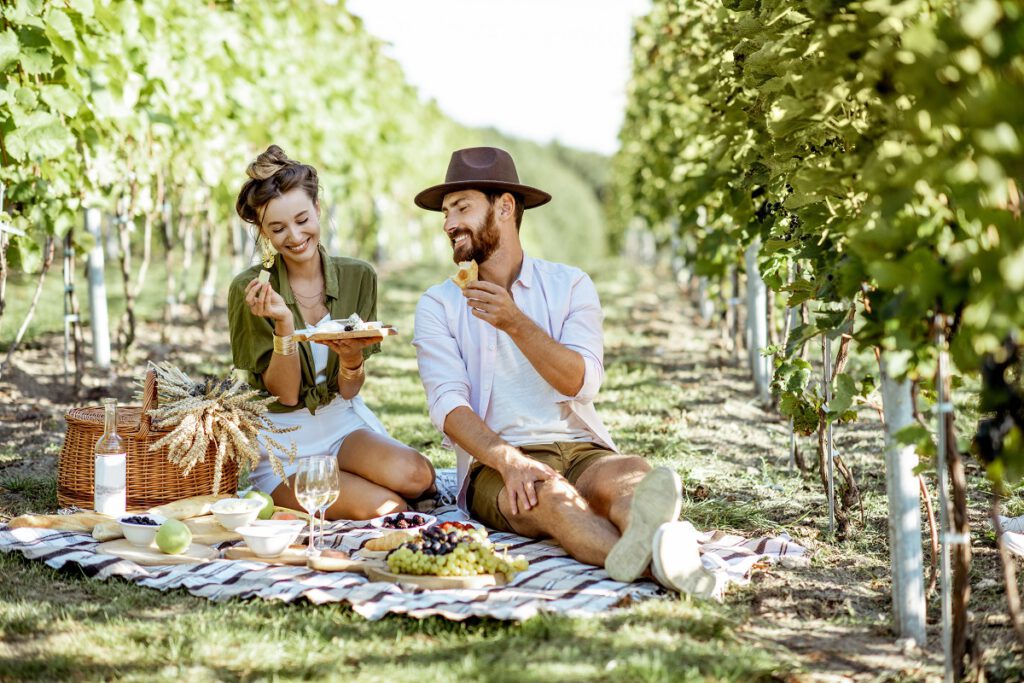 co robić wiosną - szczęśliwa kobieta i mężczyzna podczas pikniku