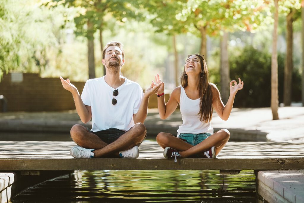 co robić wiosną - młoda kobieta i mężczyzna podczas medytacji