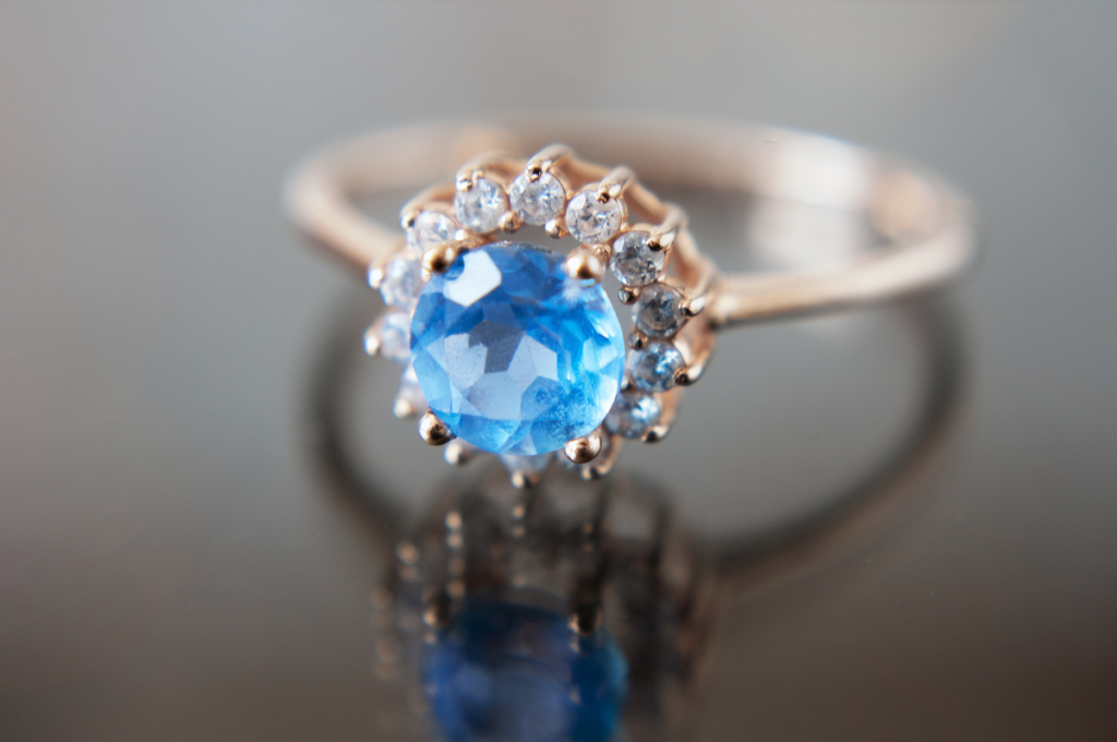 Pierścionek zaręczynowy z niebieskim kamieniem