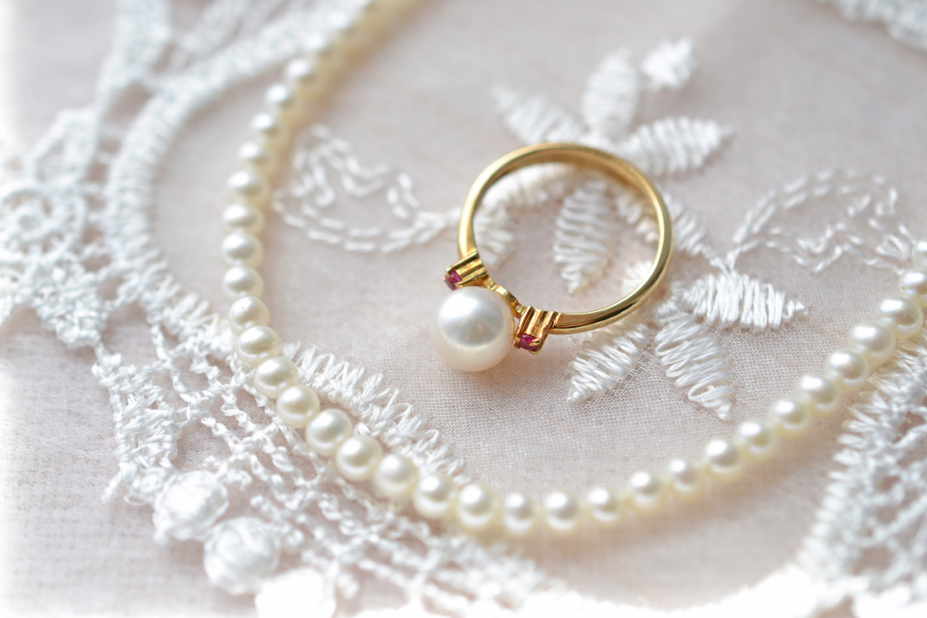 Pierścionek zaręczynowy z perłą