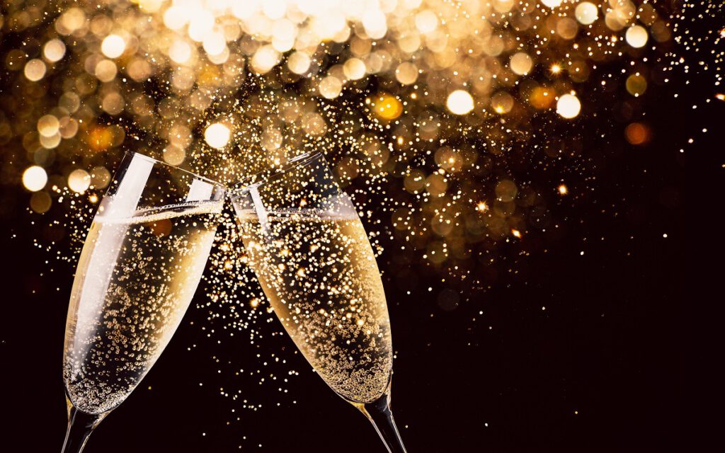 Celebrowanie szampanem piętnastej, kryształowej rocznicy ślubu