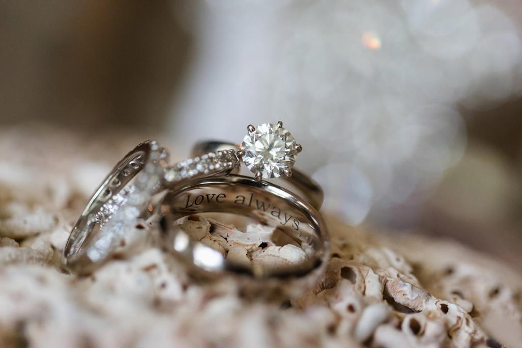 Jak nosić pierścionek zaręczynowy i obrączkę - pierścionek z diamentem i obrączka z grawerem 