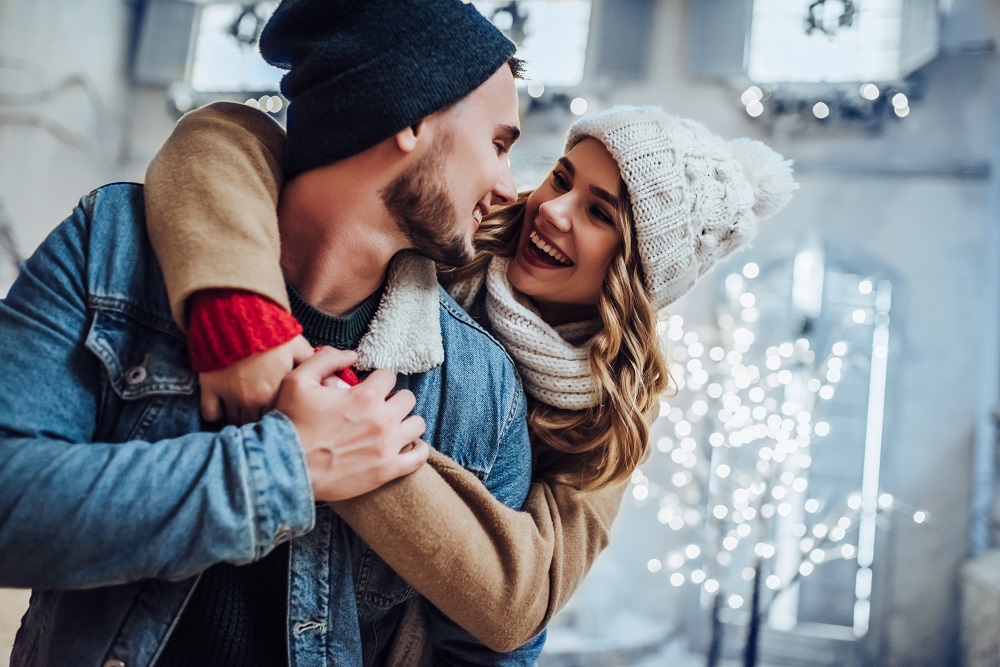 randka zimą - stylowa, uśmiechnięta para podczas zimowej sesji miejskiej