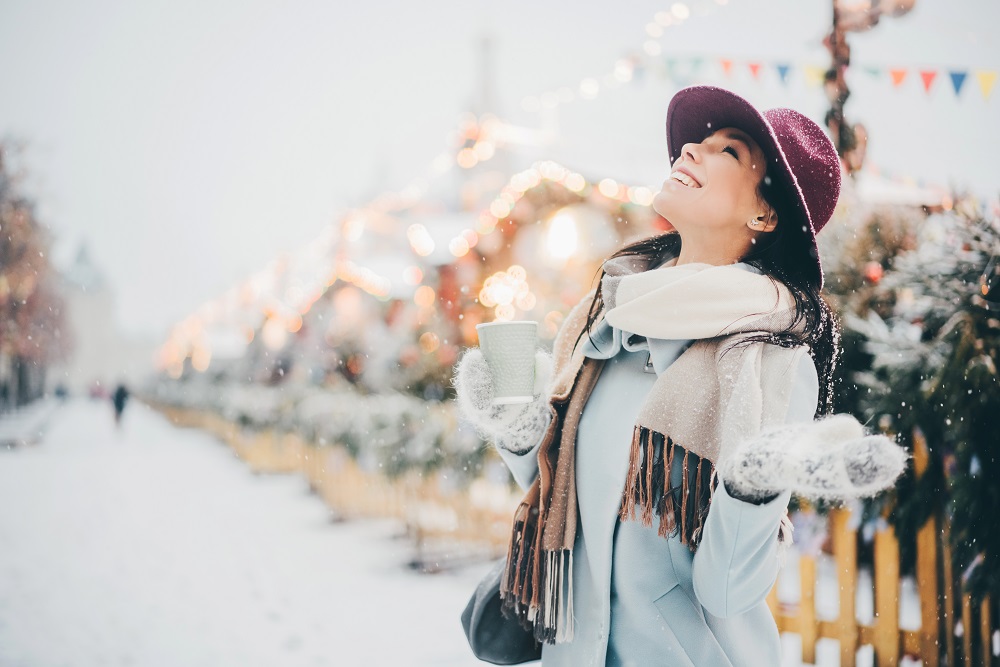 randka zimą - pięknie ubrana kobieta na mieście zimą