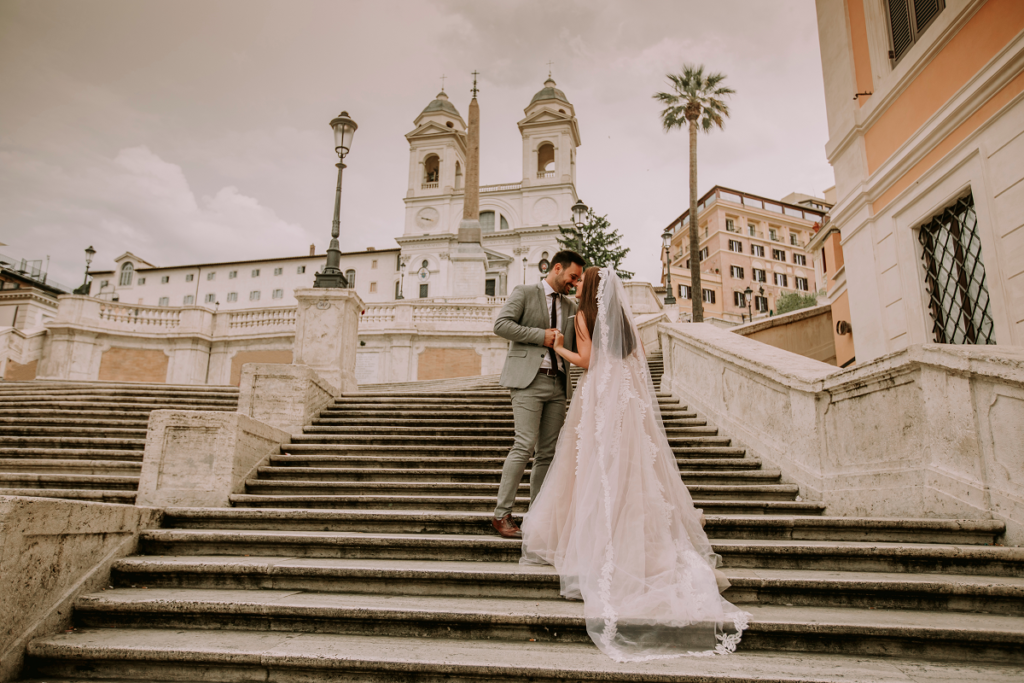 Ślub bez wesela - para młoda na Schodach Hiszpańskich