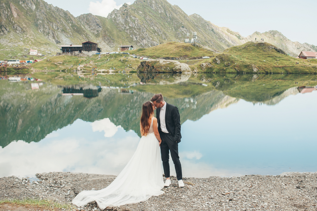 Ślub bez wesela - para młoda nad jeziorem