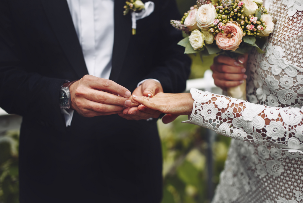 Śmieszne życzenia ślubne - nowożeńcy zakładający sobie na ręce obrączki