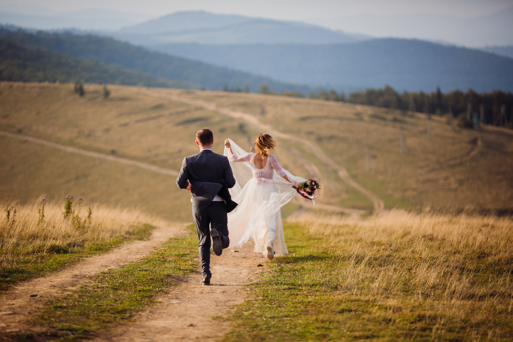 Śmieszne życzenia ślubne - para młoda biegnąca przed siebie 
