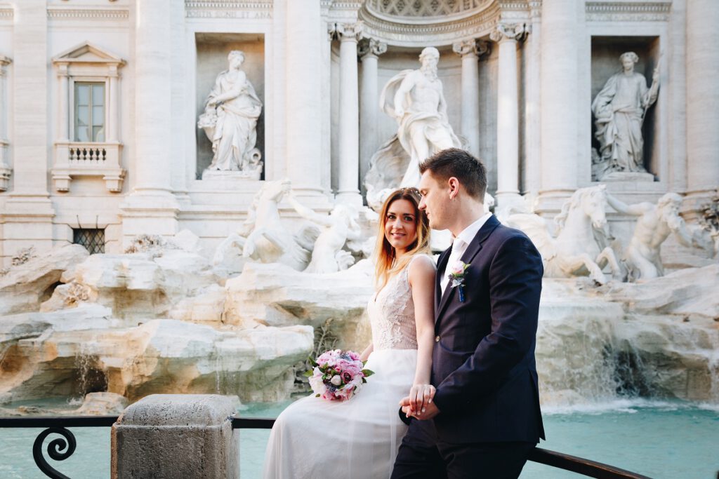 ślub za granicą - para młoda przed fontanną Di Trevi