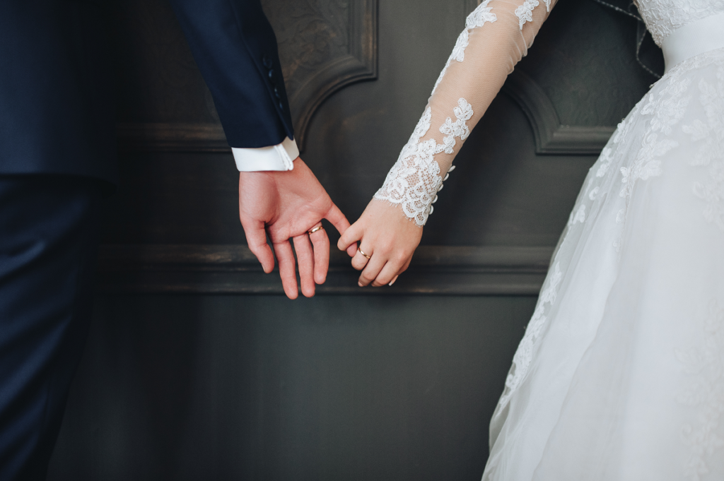 Protokół przedślubny - para młoda trzymająca się za ręce