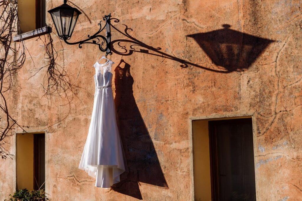 Szukasz wymarzonej sukienki na ślub cywilny? Te propozycje podbiją twoje serce!